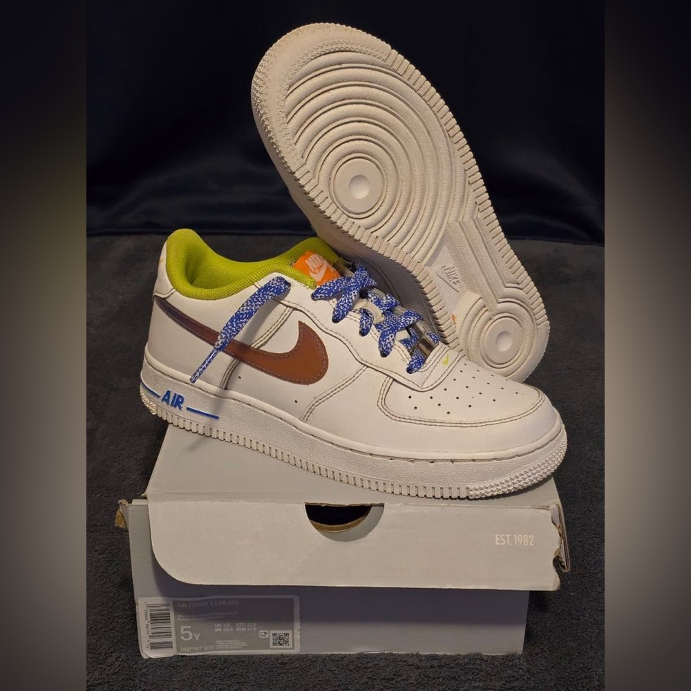 ‼️CLEARANCE‼️
Nike Air Force 1 LV8 White Magma Orange Medium Blue (GS) - Size 5Y
